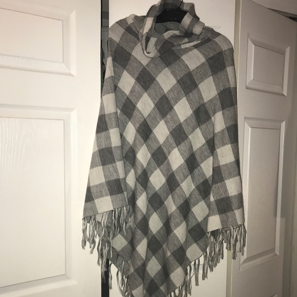 Beautiful Gray Pattern Poncho